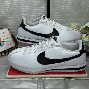 Nike Men's White and Black Sneakers